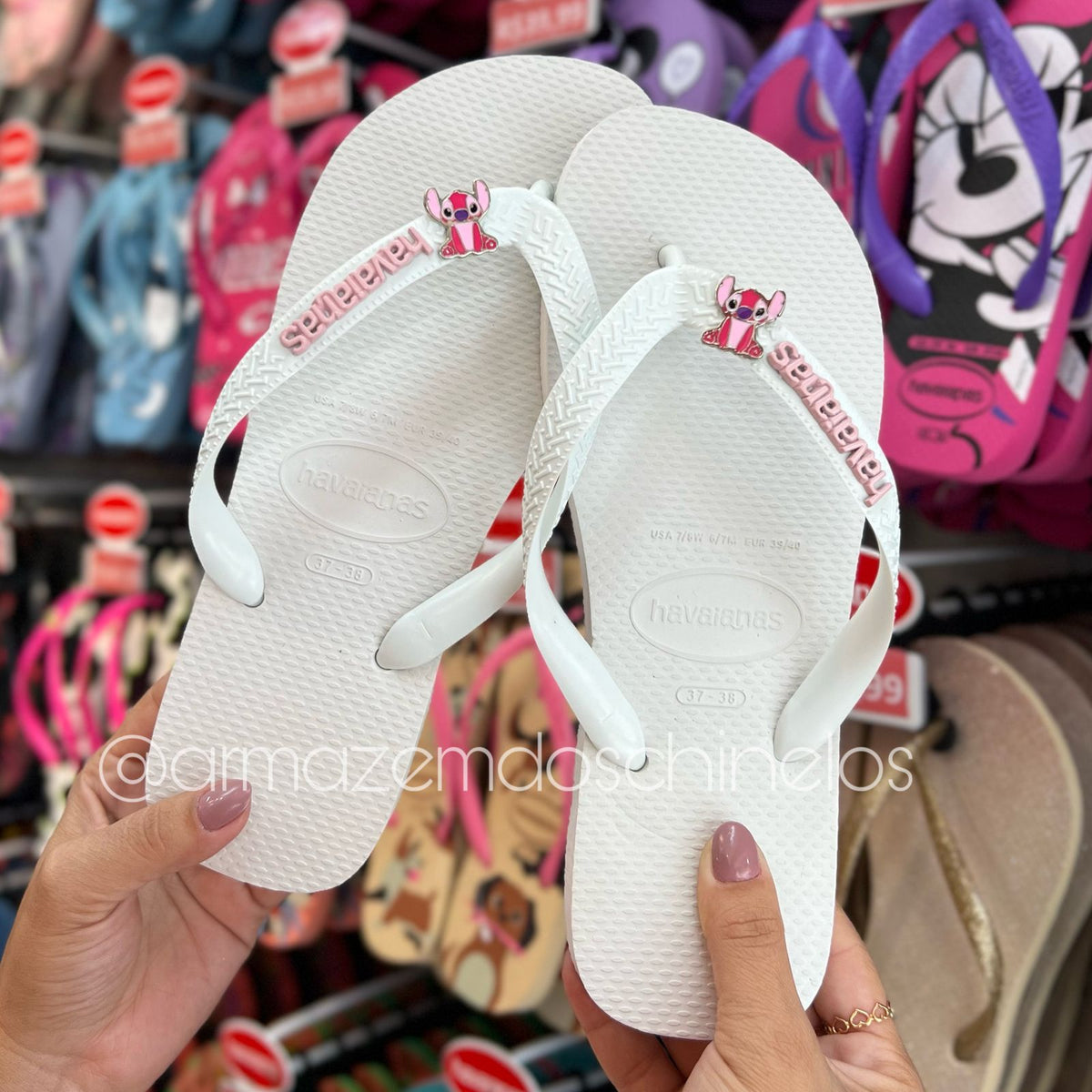 Havaianas Top (Branco) + Placa Logo e Pingente Stitch