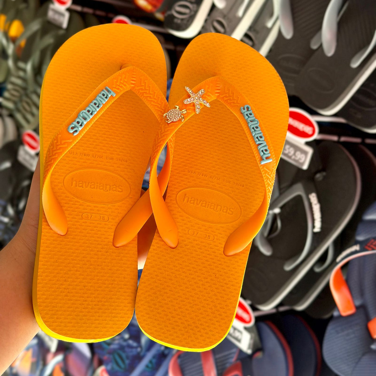 Havaianas Top Amarelo Pop + Pin Logo Azul Neon, Tartaruga e Estrela do Mar