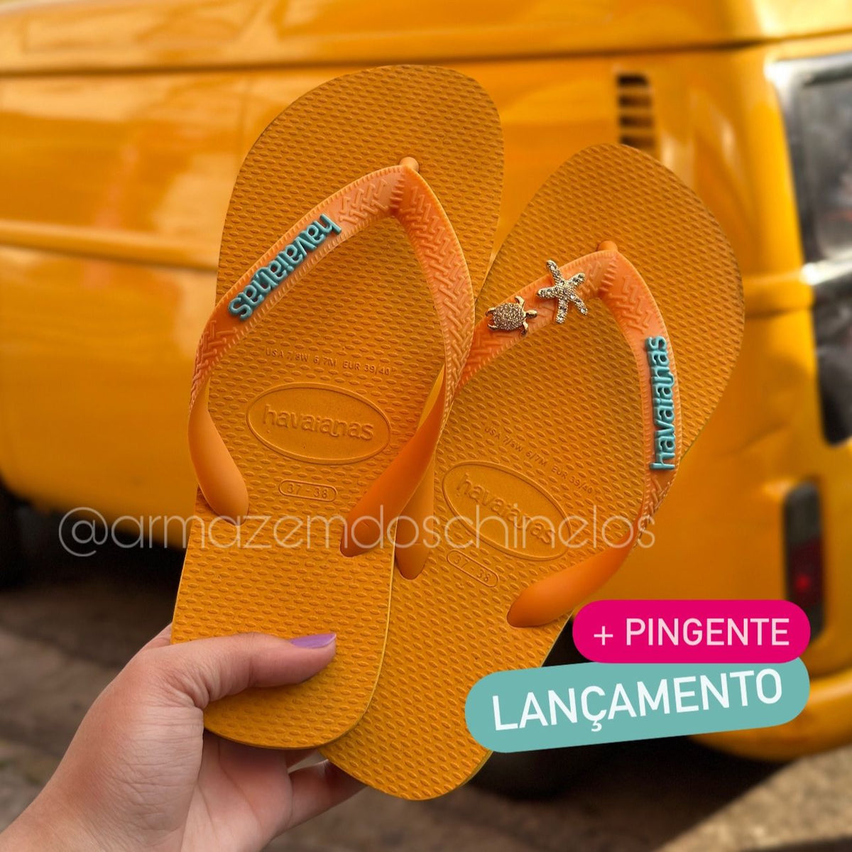 Havaianas Top Amarelo Pop + Pin Logo Azul Neon, Tartaruga e Estrela do Mar