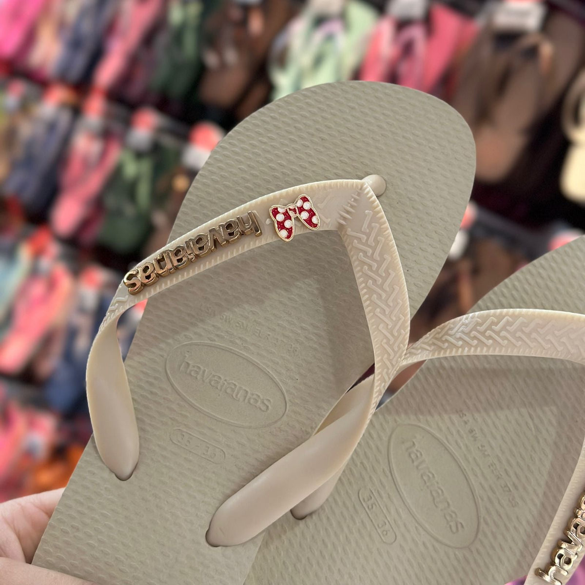 Havaianas Top Senses + Placa Logo + Pin Laço Minnie