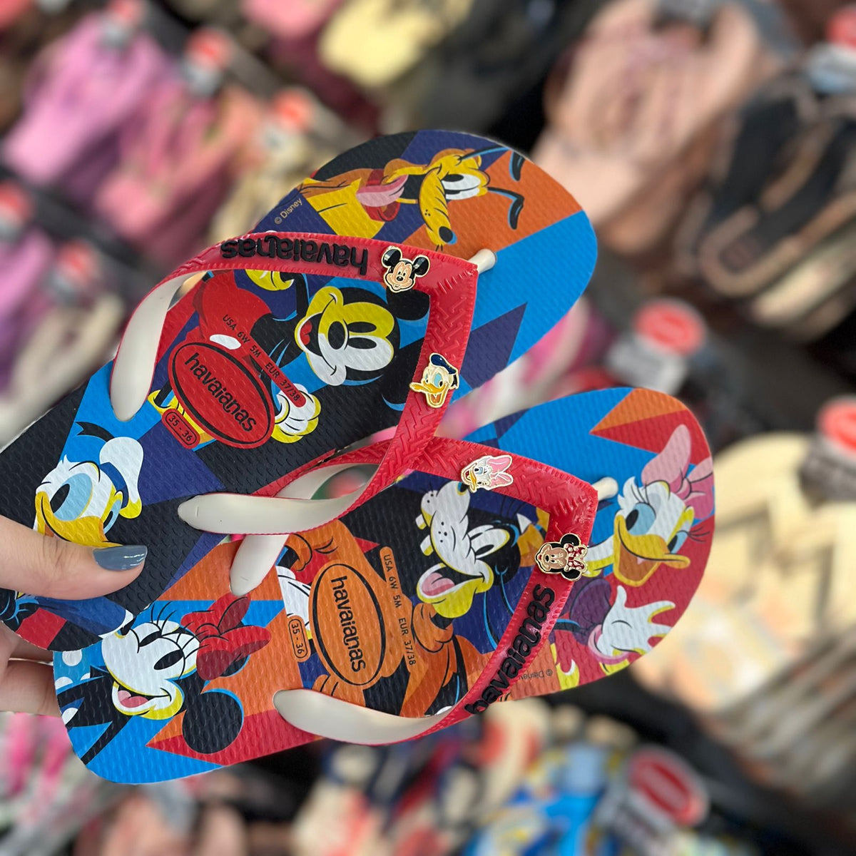 Havaianas Disney Stylish + Pin Mickey, Minnie, Pato Donald e Margarida