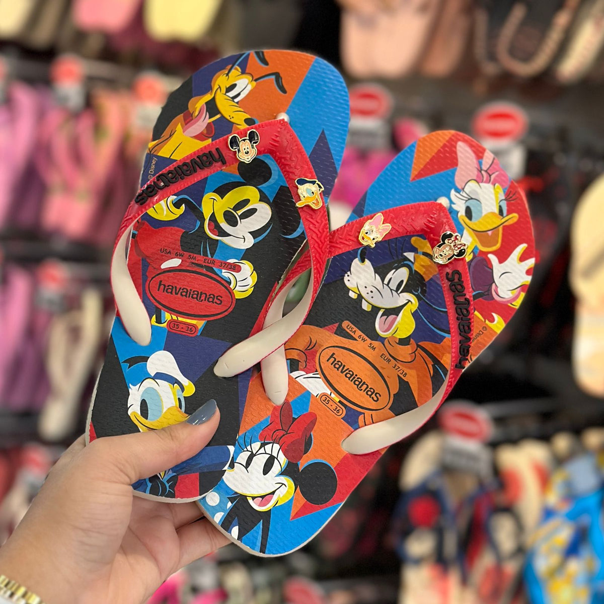 Havaianas Disney Stylish + Pin Mickey, Minnie, Pato Donald e Margarida