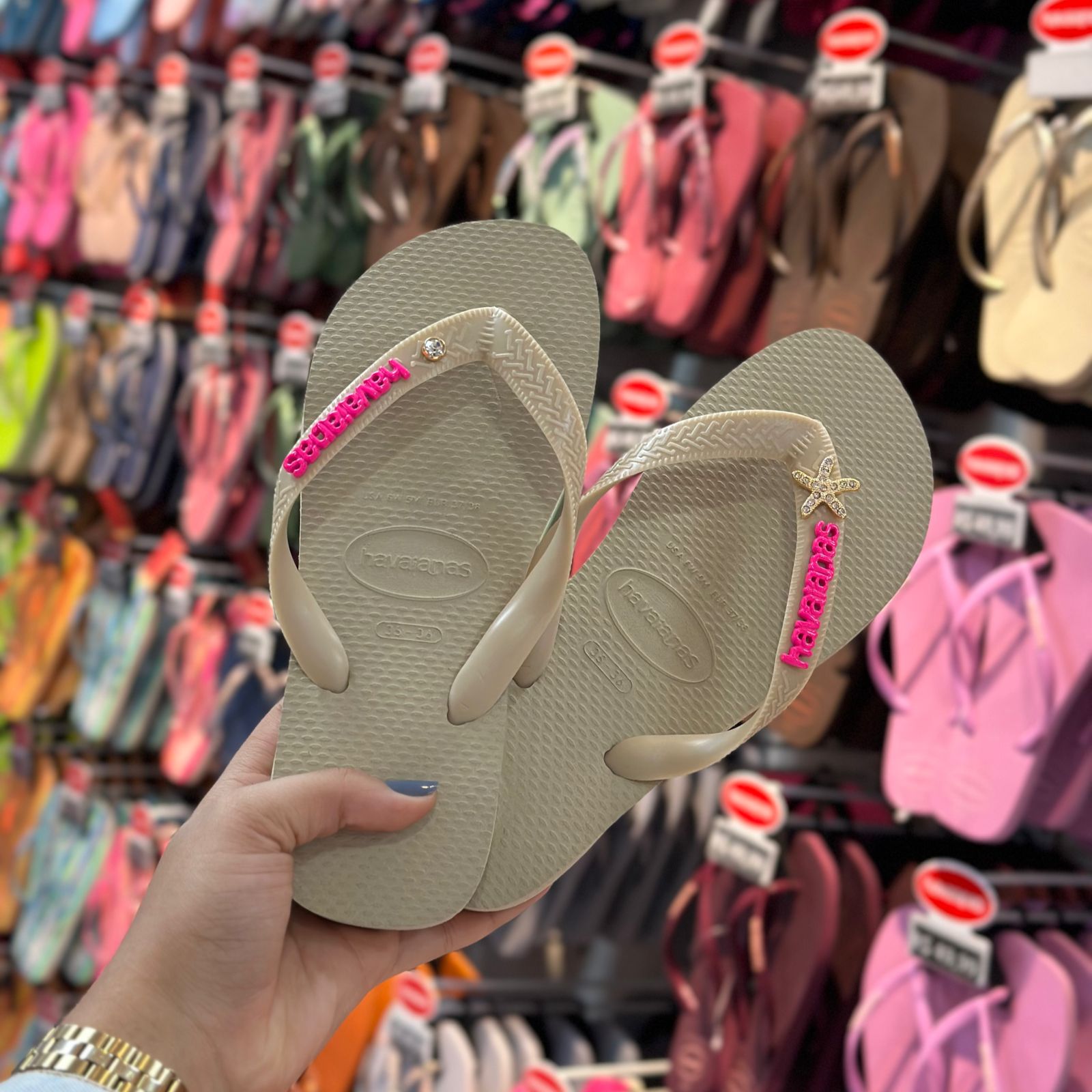 Havaianas Top Senses + Pin Placa Logo + Pin Ponto de Luz e Estrela do Mar