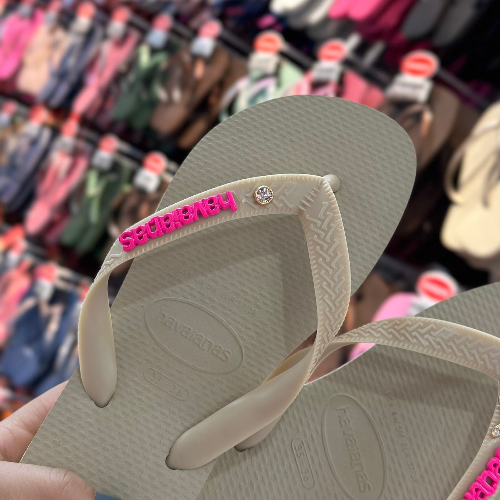 Havaianas Top Senses + Pin Placa Logo + Pin Ponto de Luz e Estrela do Mar