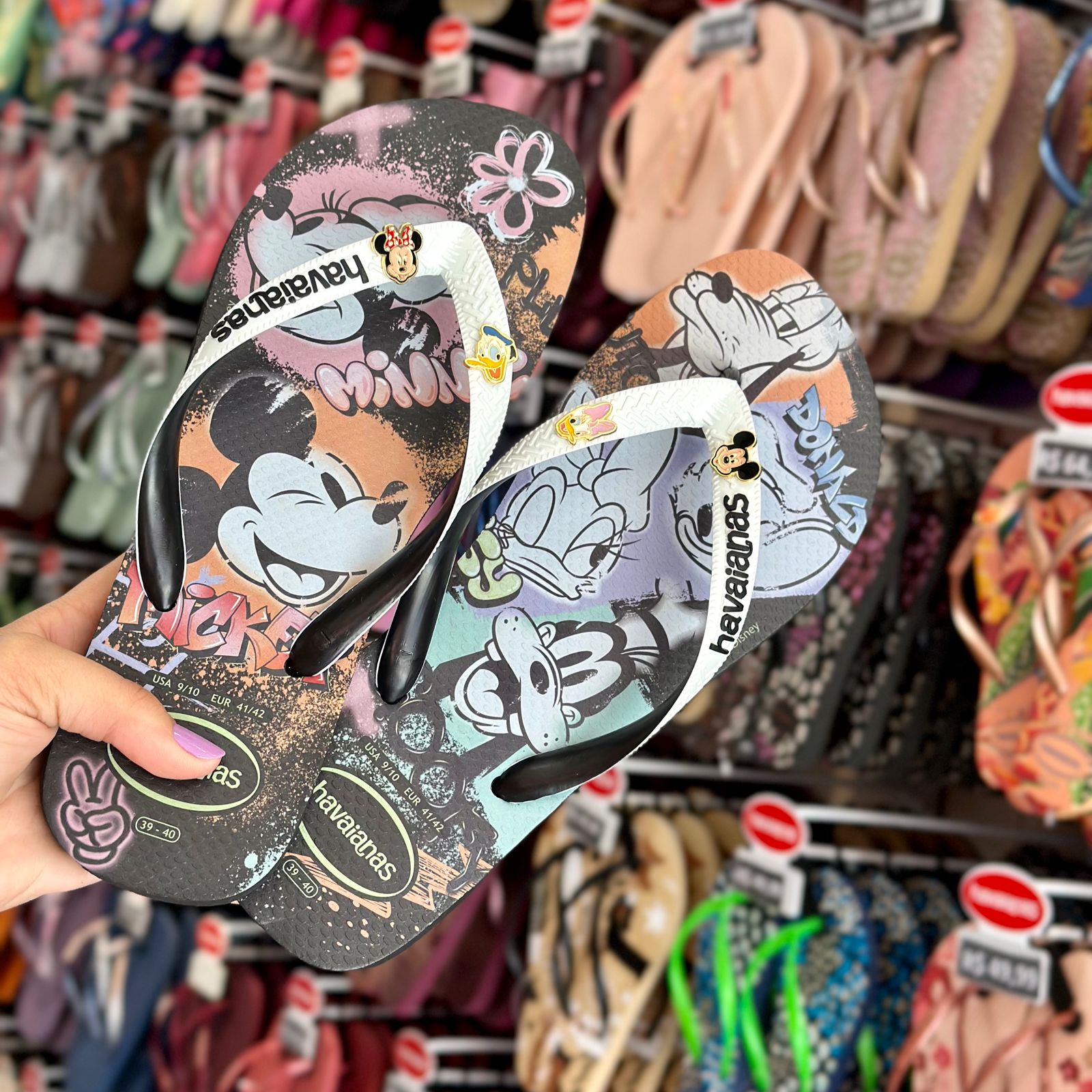 Chinelo Havaianas Disney Stylish (Preto) + Pin Disney