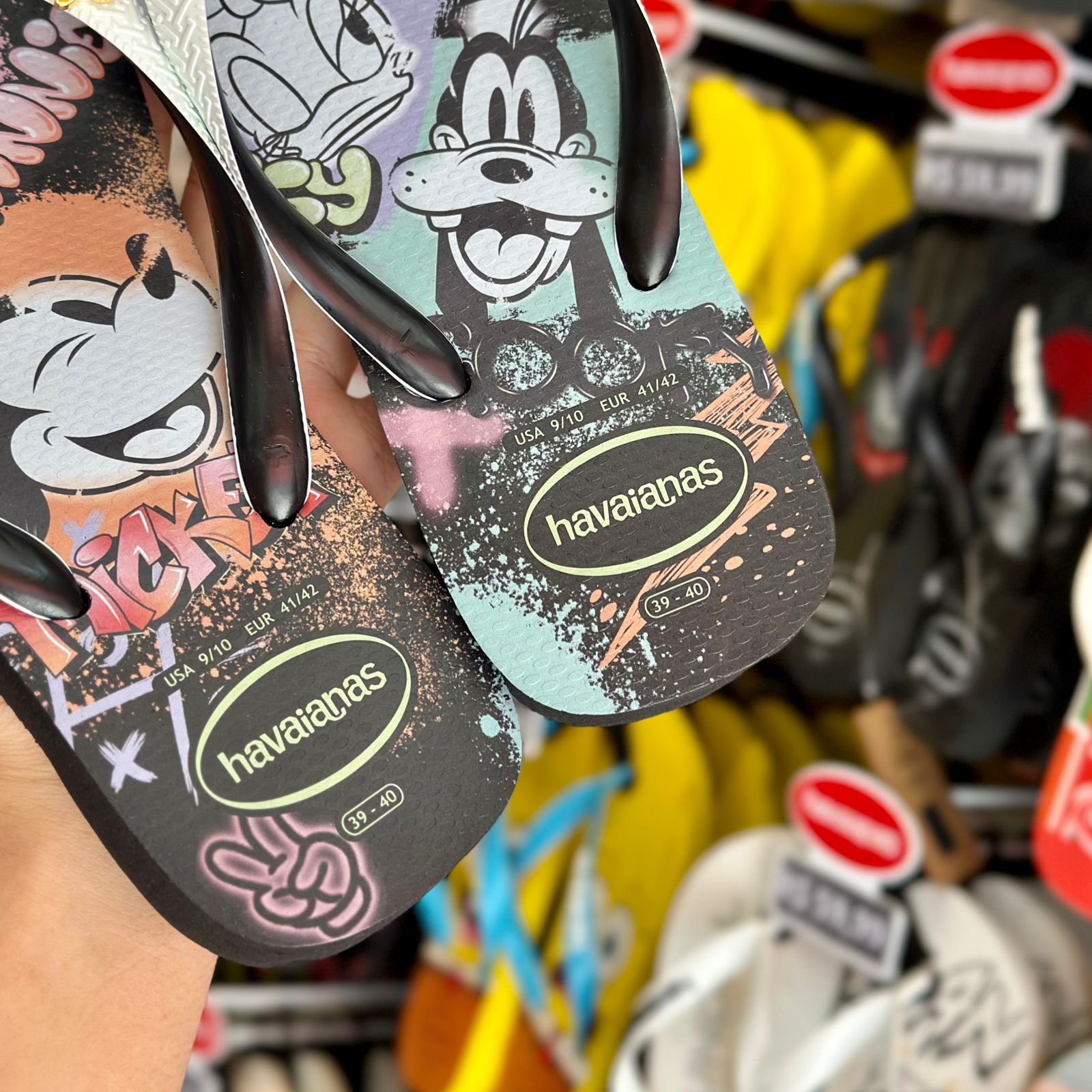 Chinelo Havaianas Disney Stylish (Preto) + Pin Disney