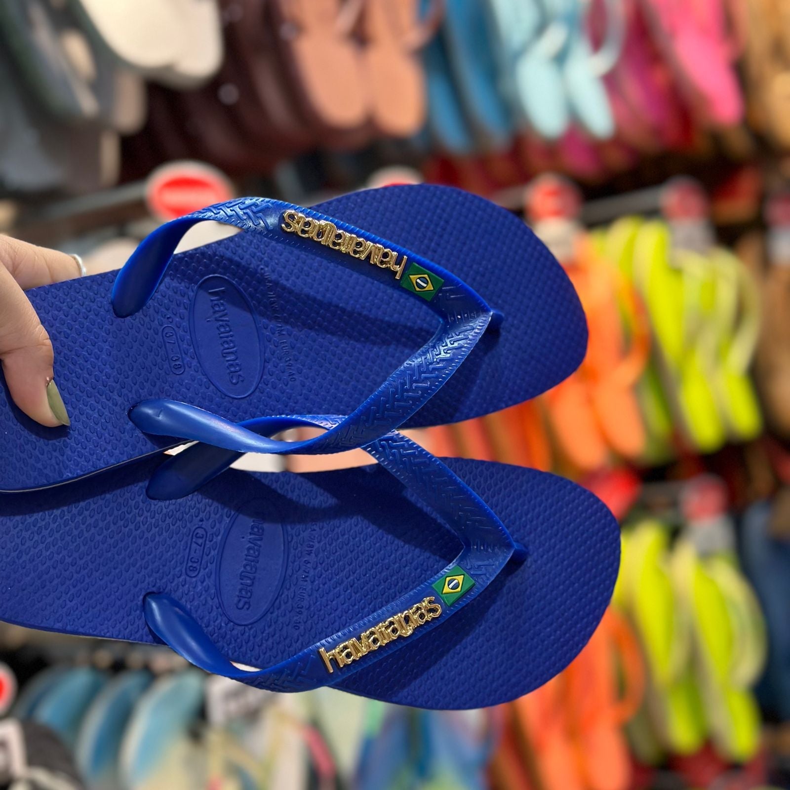 Havaianas Brasil + Placa Logo Dourado