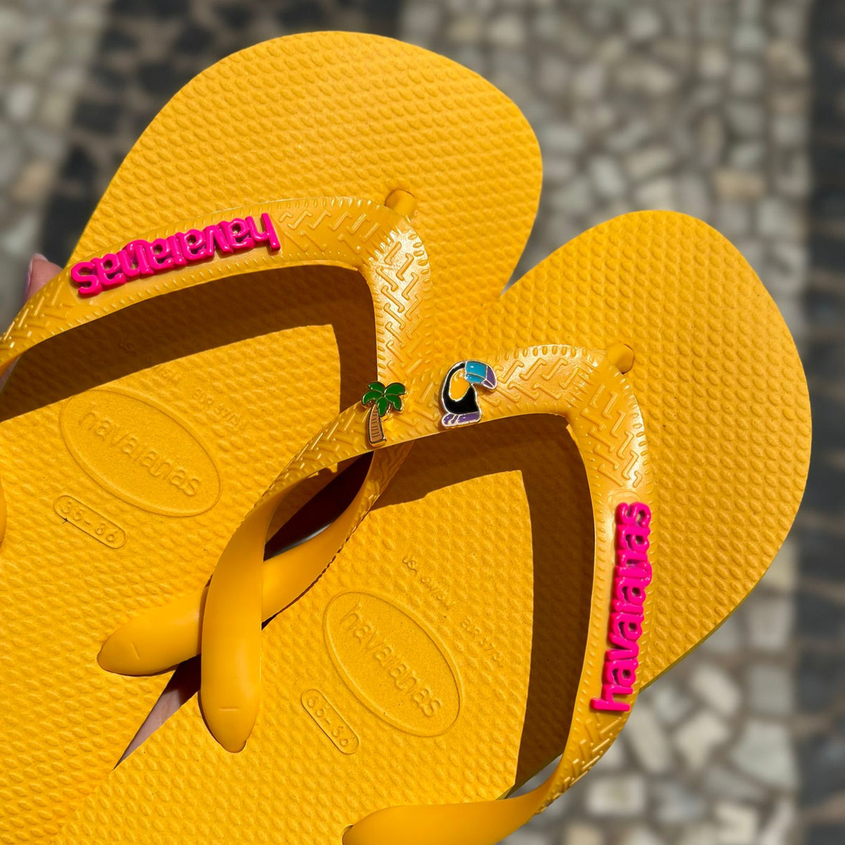 Havaianas Top Amarelo Pop + Pin Placa Logo Rosa + Pin Tucano e Coqueiro